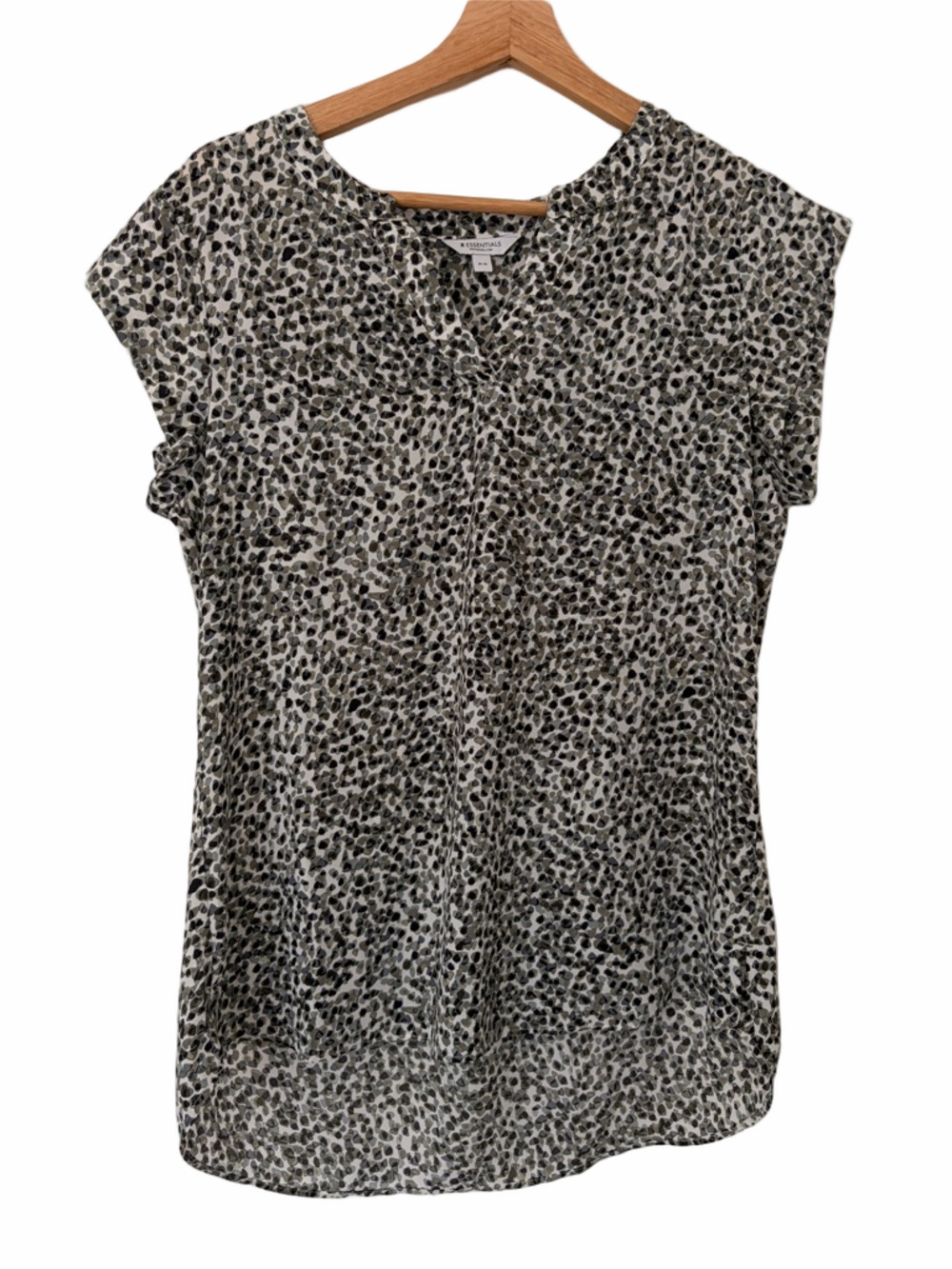 REITMANS ESSENTIALS GREEN/CREAM ANIMAL PRINT CAP SLEEVE TOP/BLOUSE, MEDIUM